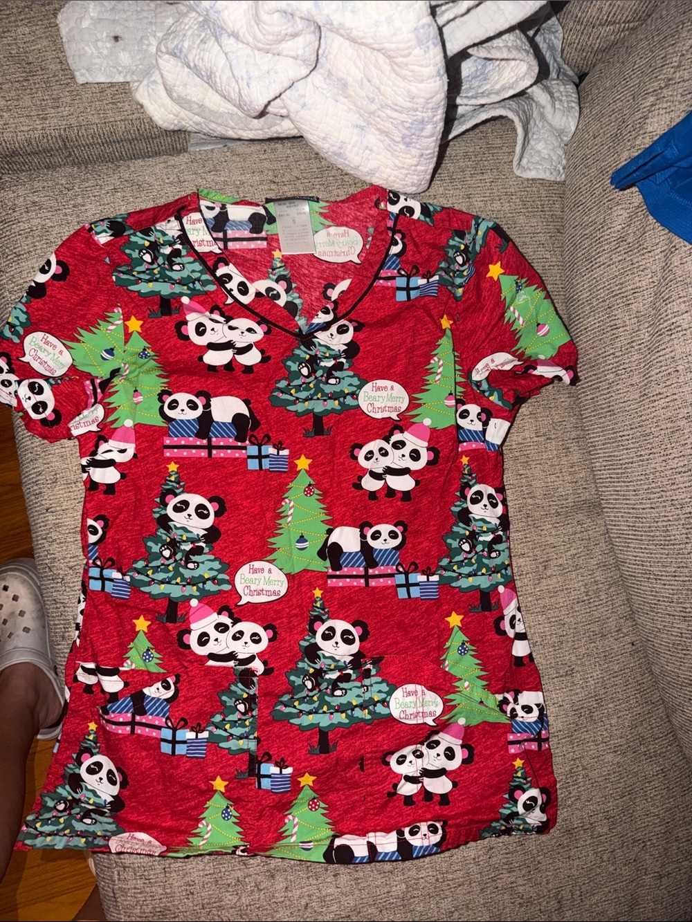 Women’s Cherokee Red Panda Christmas Scrub Top size small Exc Condition